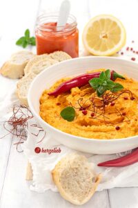 Frischer, scharfer Balkan-Dip