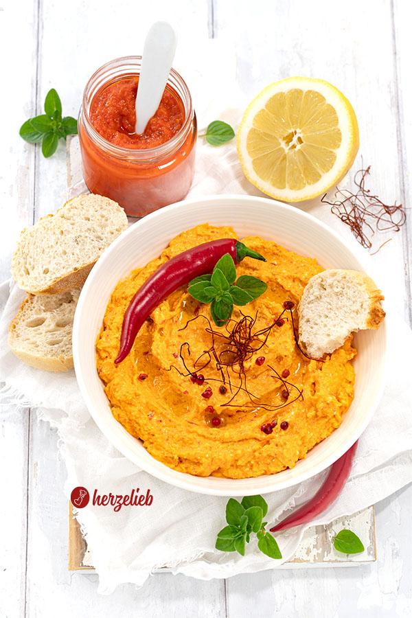 Scharfer Balkan-dip in einer Schüssel. Dekoriert mit Chili, Brot und Oregano.