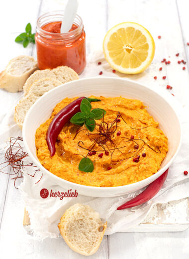 Schneller Balkan-Dip in einer Schale. Dekoriert mit Chili und Kräutern, serviert mit Brot