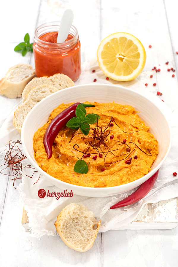 Schneller Balkan-Dip in einer Schale. Dekoriert mit Chili  und Kräutern, serviert mit Brot