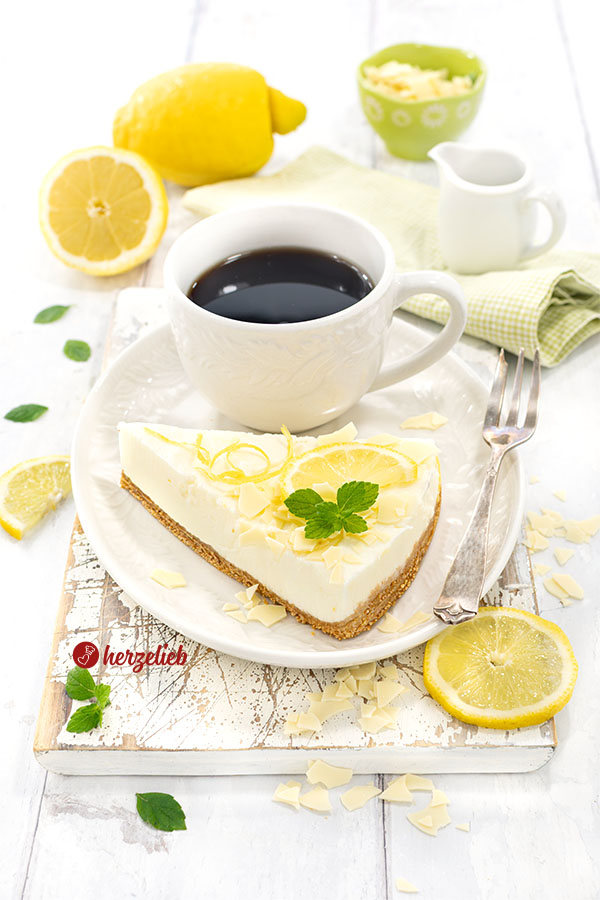 Ein Stück Buttermilch-Zitronenkuchen auf einem Teller mit einer Tasse Kaffee