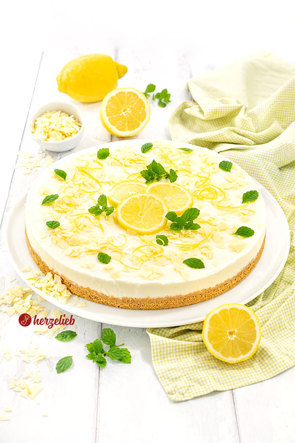 Buttermilch-Zitronenkuchen auf einem Teller. Auf dem Keksboden die helle Schicht Zitronencreme. 