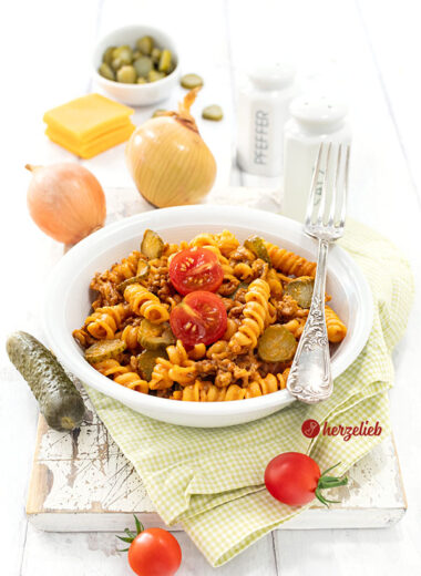 Nudeltopf mit Käse und sauren Gurken in einer Schale nach einem Cheeseburger-Pasta Rezept von herzelieb.
