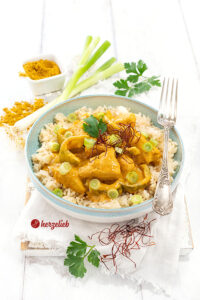 Schnelle Hähnchenpfanne mit Curry nach einem Curry-Schmand-Hähnchen Rezept von herzelieb. Serviert mit Reis, dekoriert mit Petersilie und Chilifäden.