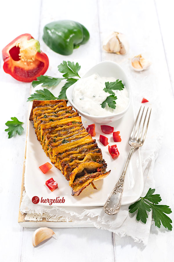 Knuspriges Fingerfood aus der Heißluftfritteuse nach einem Kebabspieße Rezept von herzelieb. Serviert mit Tzatziki, dekoriert mit Gemüse und glatter Petersilie.