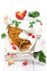 Knuspriger Spieß nach einem Kebabspieß Rezept von herzelieb. Serviert mit Tzatziki, dekoriert mit Gemüse und Petersilie