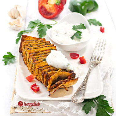 Knuspriger Spieß nach einem Kebabspieß Rezept von herzelieb. Serviert mit Tzatziki, dekoriert mit Gemüse und Petersilie