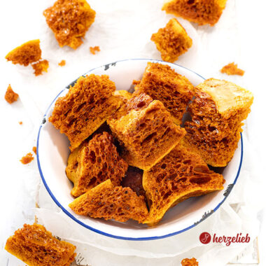 Eine Emailleschüssel mit Bienenkaramell nach einem Honeycomb Rezept von herzelieb