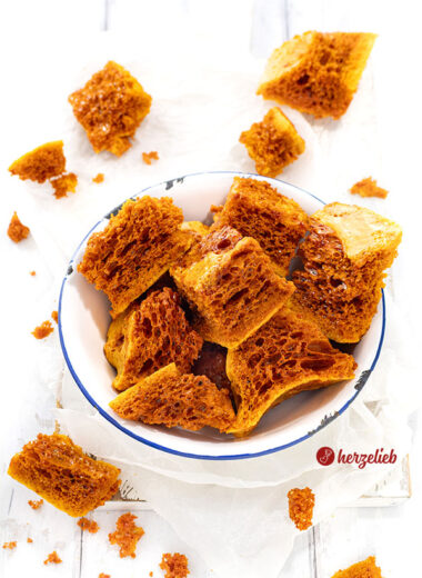 Eine Emailleschüssel mit Bienenkaramell nach einem Honeycomb Rezept von herzelieb