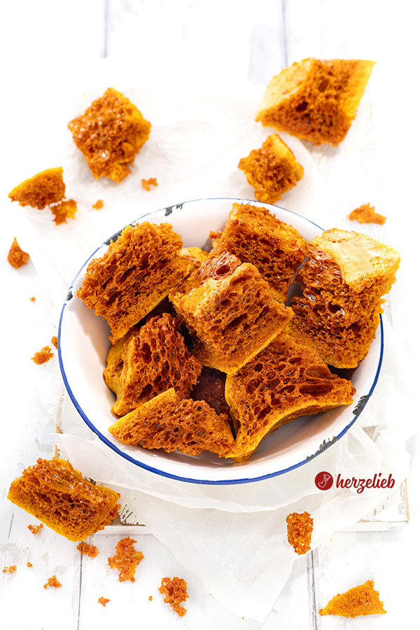 Eine Emailleschüssel mit Bienenkaramell nach einem Honeycomb Rezept von herzelieb