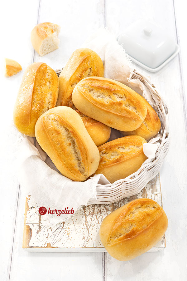 Körbchen mit Brötchen nach einem Sonntagsbrötchen Rezept von herzelieb. Vorne ein weiteres Brötchen