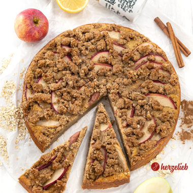 Angeschnittener Apfelkuchen nach einem Apfel-Kladdkaka Rezept aus Schweden von herzelieb. 2 Stücke sind etwas nach vorne gezogen.
