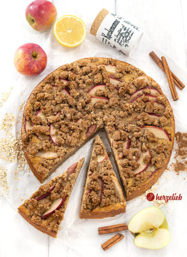 Angeschnittener Apfelkuchen nach einem Apfel-Kladdkaka Rezept aus Schweden von herzelieb. 2 Stücke sind etwas nach vorne gezogen.