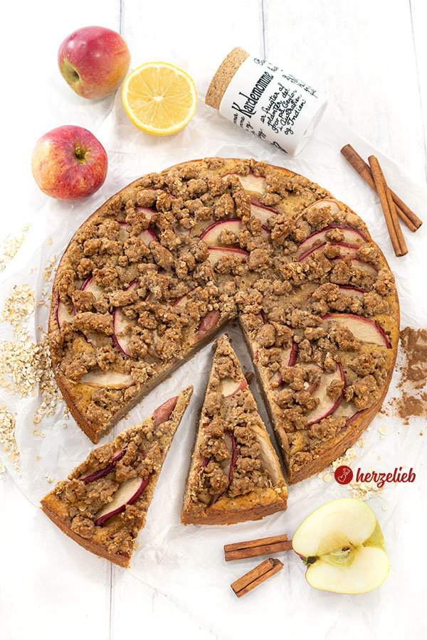 Angeschnittener Apfelkuchen nach einem Apfel-Kladdkaka Rezept aus Schweden von herzelieb. 2 Stücke sind etwas nach vorne gezogen.