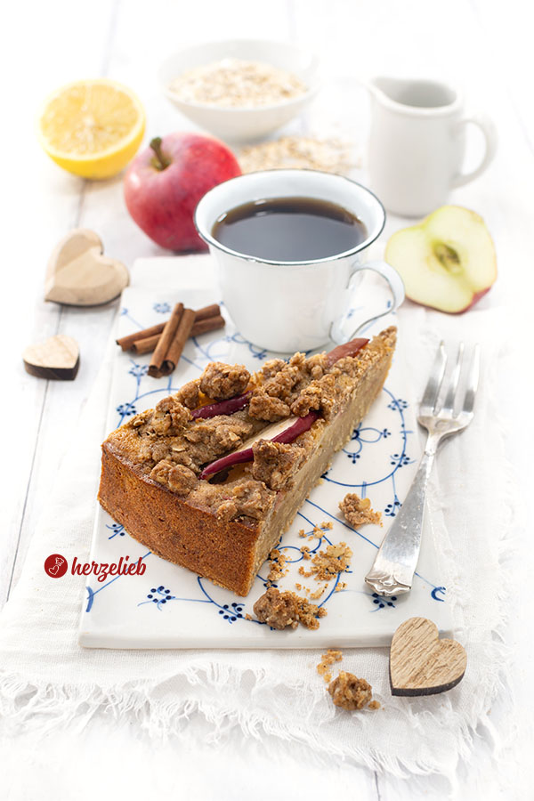 Ein Stück Apfelkuchen nach einem Apfel-Kladdkaka Rezept aus Schweden von herzelieb. 