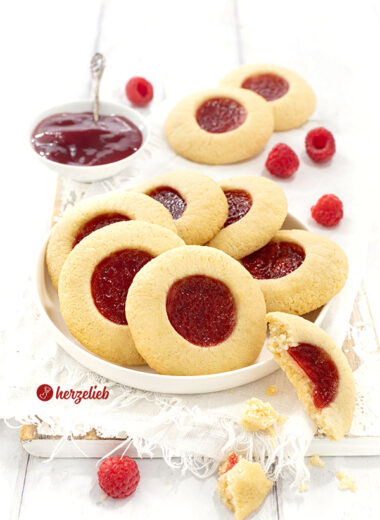 Mit Marmelade gefüllte Plätzchen nach einem Hallogrottor Rezept aus Schweden von herzelieb. Angerichtet auf einem Teller, dekoriert mit Himbeeren