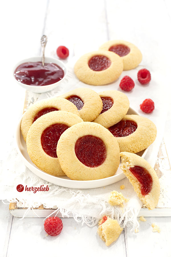 Mit Marmelade gefüllte Plätzchen nach einem Hallogrottor Rezept aus Schweden von herzelieb. Angerichtet auf einem Teller, dekoriert mit Himbeeren