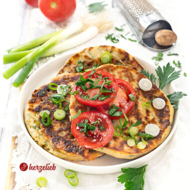 Käsepfannkuchen nach einem Pfannkuchen Rezept von herzelieb. Angeirchtet mit Tomaten, gehackter Petersilie und Frühlingszwiebel.