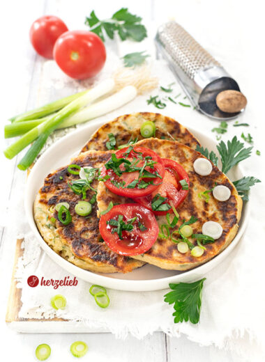 Käsepfannkuchen nach einem Pfannkuchen Rezept von herzelieb. Angeirchtet mit Tomaten, gehackter Petersilie und Frühlingszwiebel.
