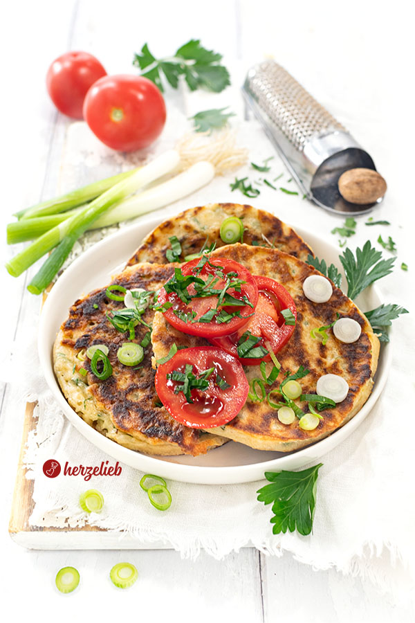 Käsepfannkuchen nach einem Pfannkuchen Rezept von herzelieb. Angeirchtet mit Tomaten, gehackter Petersilie und Frühlingszwiebel.