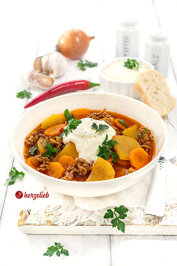 Würzige Hackfleischsuppe mit Karotten und Kartoffeln nach einem Köttfärssoppa Rezept von herzelieb.