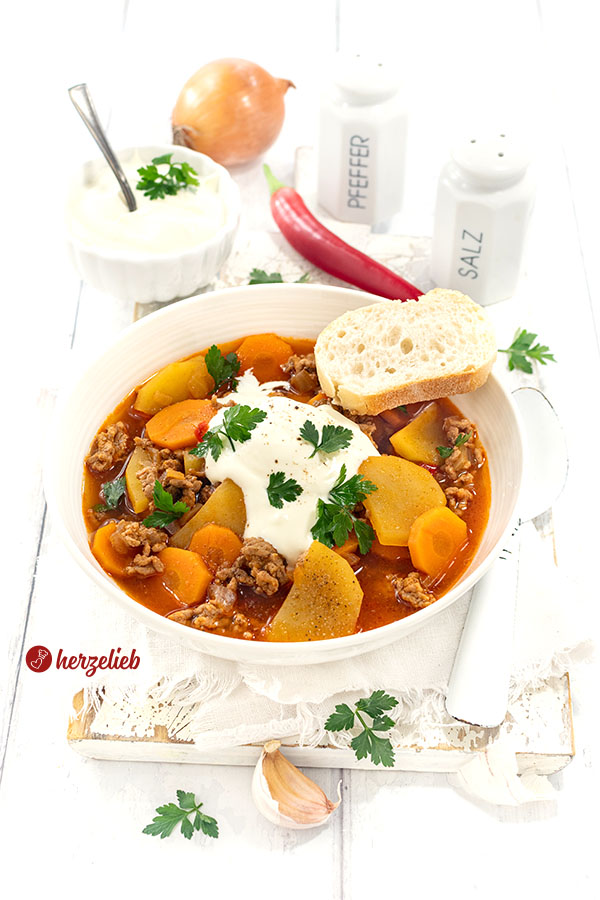 Hackfleischsuppe mit Kartoffeln und Karotten nach einem Köttfärssoppa Rezept aus Schweden von herzelieb.
