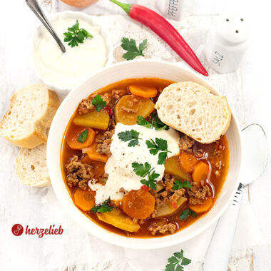 Köttfärssoppa aus Schweden nach einem Hackfleischsuppe Rezept von herzelieb. Mit Kartoffeln und Karotten in einer Schüssel
