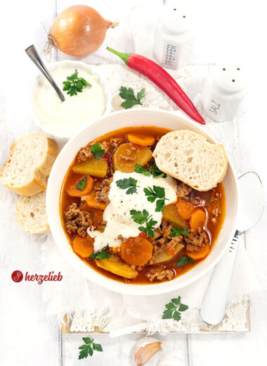 Köttfärssoppa aus Schweden nach einem Hackfleischsuppe Rezept von herzelieb. Mit Kartoffeln und Karotten in einer Schüssel