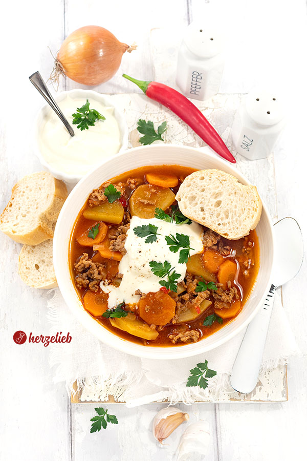 Köttfärssoppa aus Schweden nach einem Hackfleischsuppe Rezept von herzelieb. Mit Kartoffeln und Karotten in einer Schüssel