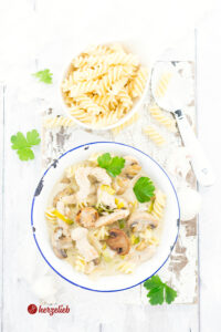 Senf-Putentopf Rezept mit Nudeln und Champignons von herzelieb