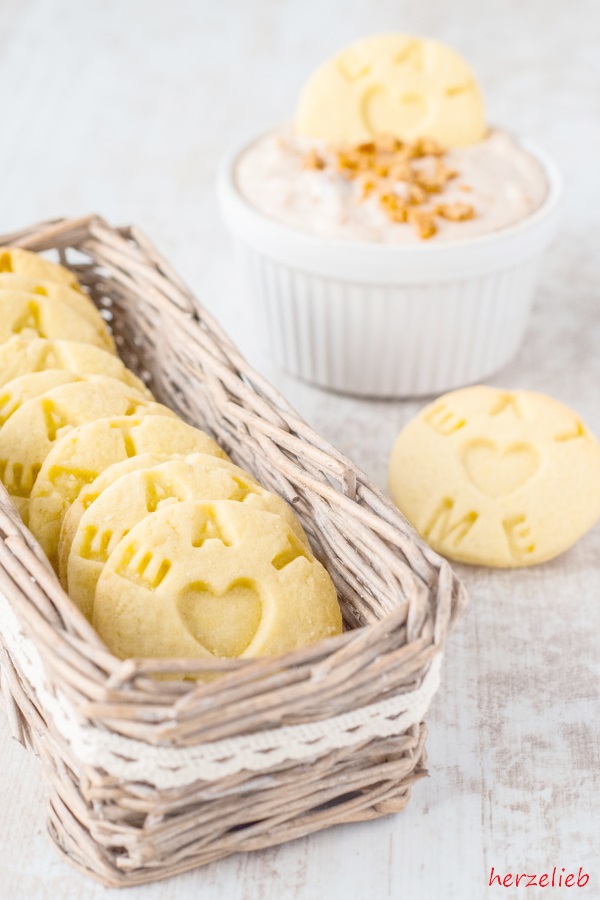 Apfelstrudel Dip mit Keksen. Beide Rezepte in einem Beitrag. In einem Körbchen liegen eine Reihe von selbstgebackenen Stempelkeksen oder Butterkeksen