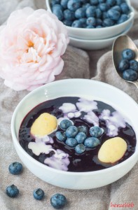 Schwedische Blaubeersuppe mit kleinen Sahnewölkchen