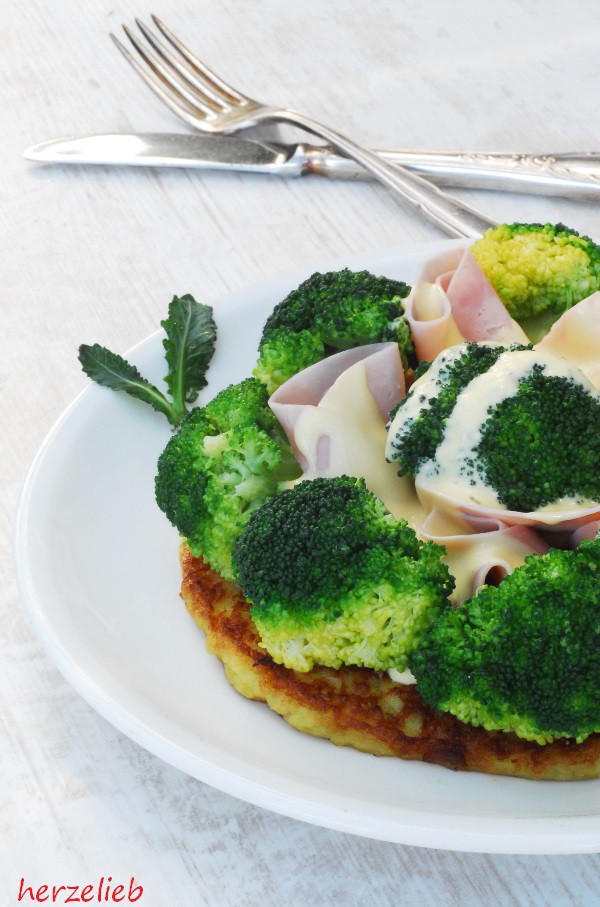 Rösti belegt mit Broccoli, Schinken und Sauce Hollandaise