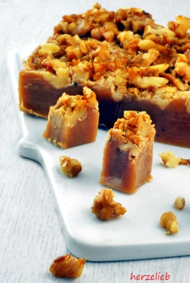 Caramel-Konfekt mit Walnuss-Crunch und Schokoüberzug