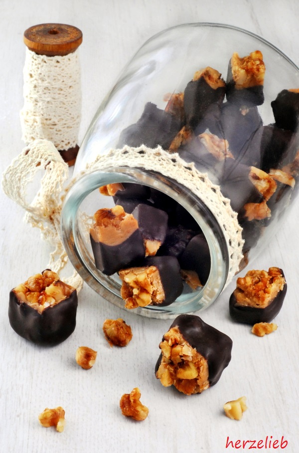 Caramel selbstgemacht, bedeckt mit Walnuss-Crunch und mit Schokolade überzogen. Rezept auf herzelieb.de