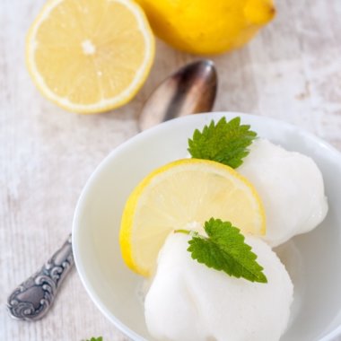 selbstgemachter Frozen Joghurt mit Zitrone ist herrlich erfrischend. Zubereitet ohne Eismaschine