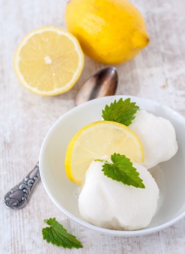 selbstgemachter Frozen Joghurt mit Zitrone ist herrlich erfrischend. Zubereitet ohne Eismaschine