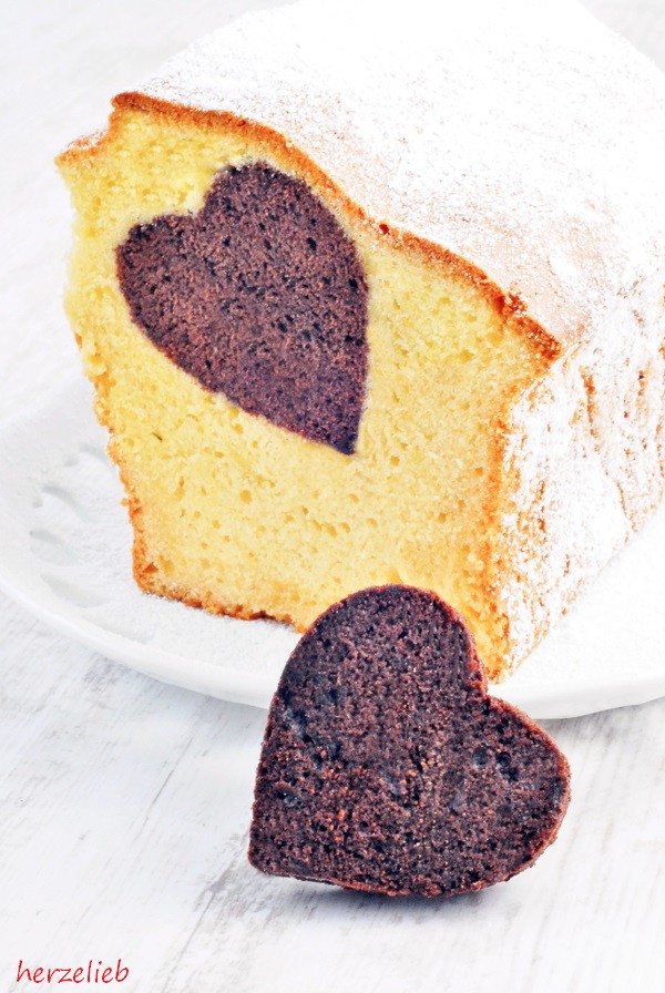 In diesem Herzkuchen ist ein Herz aus Schokolade versteckt - einfaches Rezept