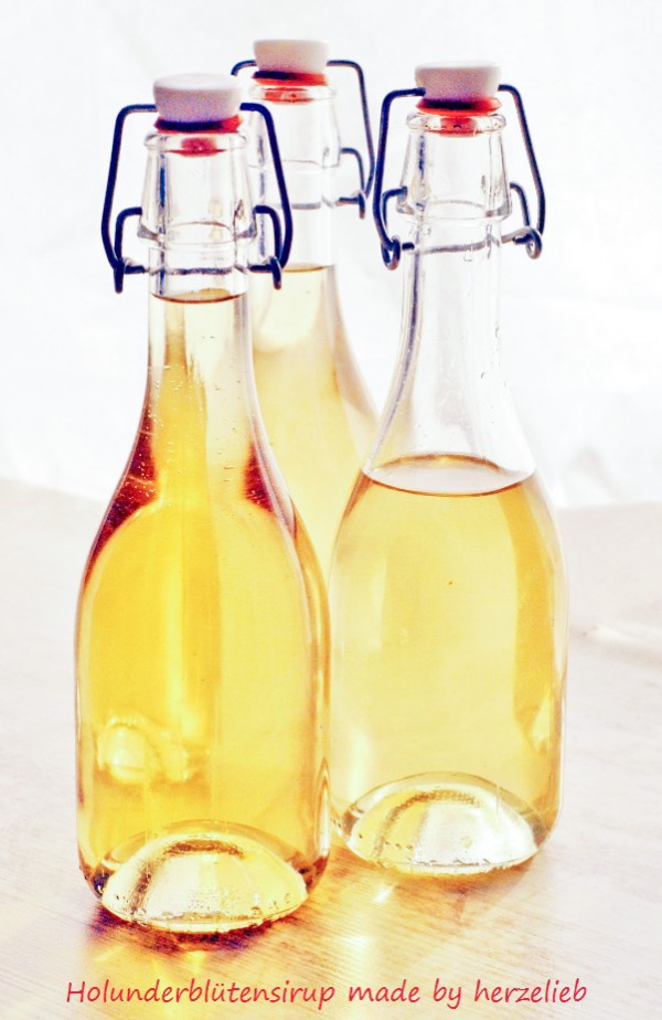 Selbstgemachter Holunderblütensirup in Flaschen nach einem Rezept von herzelieb