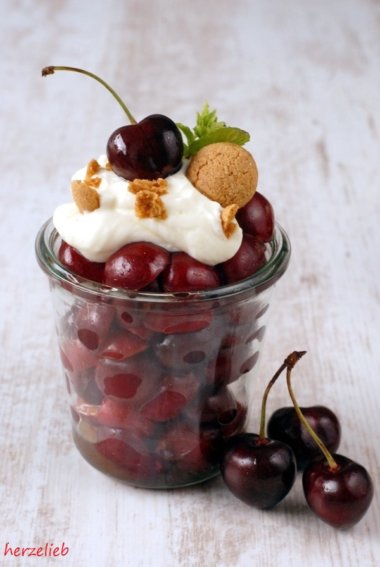 Marinierte Kirschen mit Frischkäsehaube - Dessert Rezept für den Sommer ...