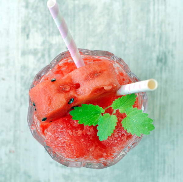 Wassermelonen Granita ist herrlich erfrischend im Sommer. Das Rezept hier auf dem Foodblog