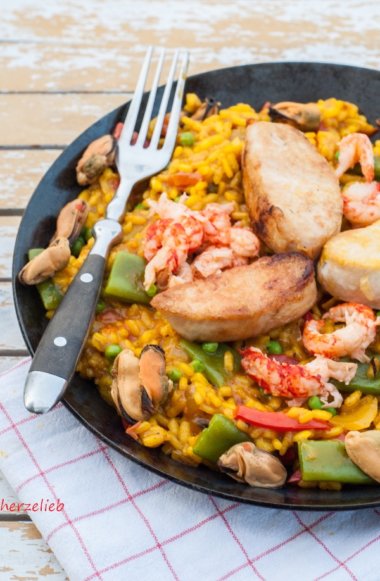 Paella Rezept - spanische Hausmannskost mit Pfiff - herzelieb