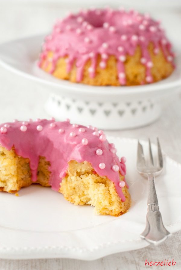 rosa Rhabarberkuchen - eigentlich ein Rezept für ein Dessert im Glas