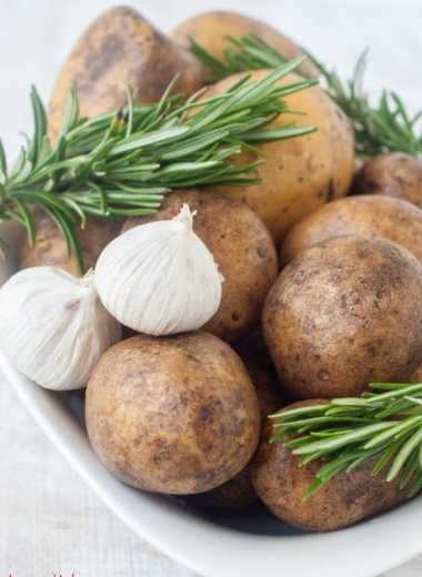 Bei diesem Rezept für Rosmarinkartoffeln braucht man Rosmarin, Knoblauch, Kartoffeln und ein gutes Olivenöl