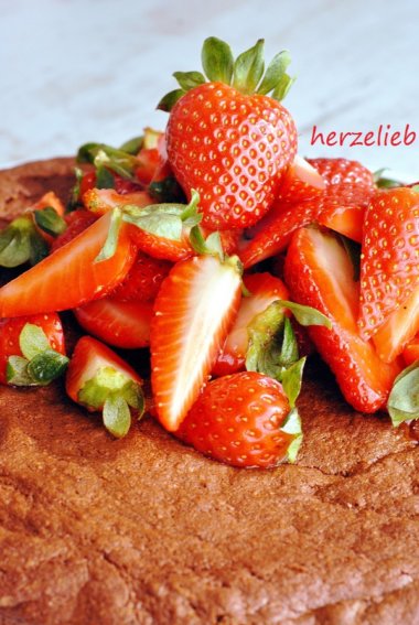 Schokoladenkuchen mit marinierten Erdbeeren - herzelieb