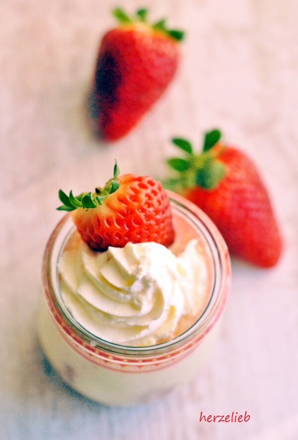 Selbstgmachter Vanillepudding mit Erdbeeren