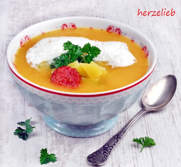 Steckrüben-Cremesuppe mit Merrettichschaum. Genau richtig für die kalte Jahreszeit! herzelieb.de