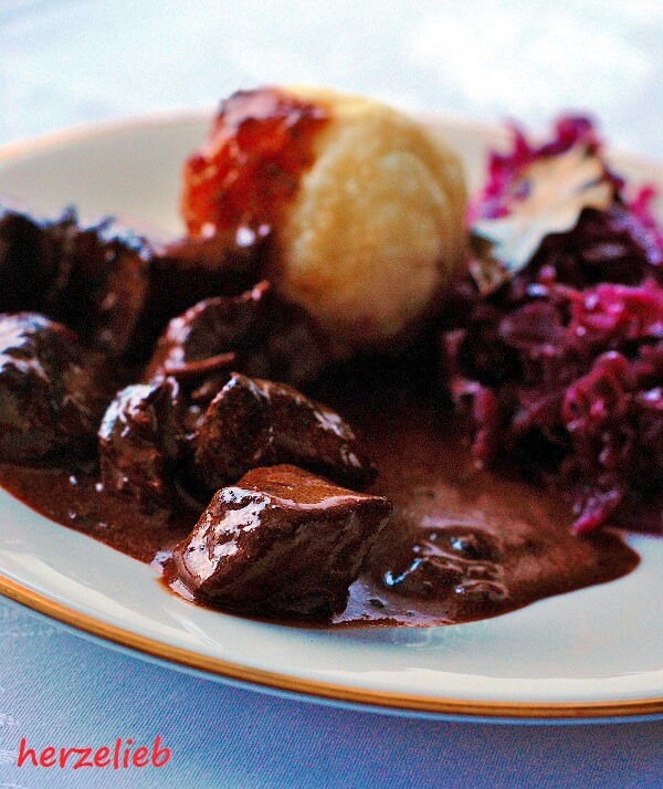 Klassisches Gulasch Rezept Mit Dunkler Sosse Hausmannskost Ganz Einfach Herzelieb