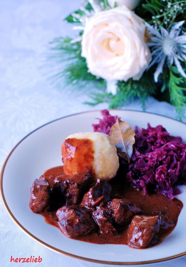 Klassisches Gulasch Rezept Mit Dunkler Sosse Hausmannskost Ganz Einfach Herzelieb