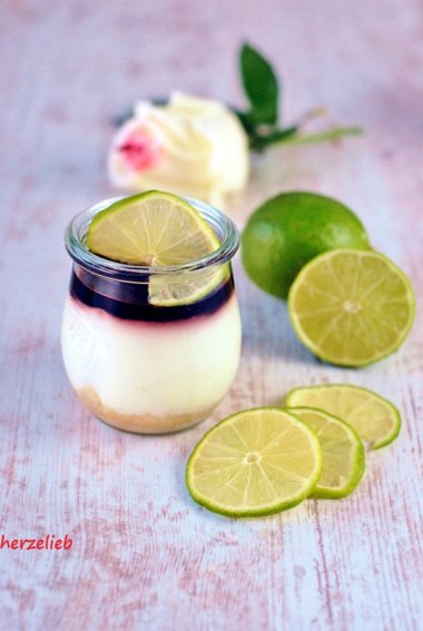 Dessert im Glas - Rezept mit Dickmelk, Limone und Holunder auf ...